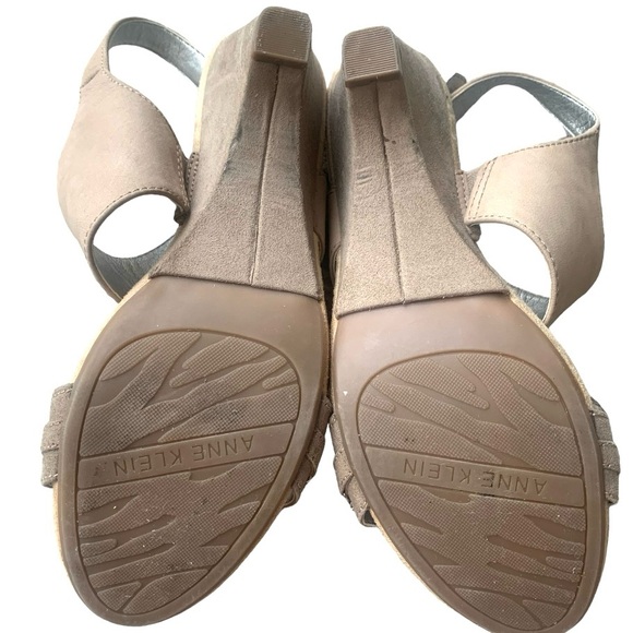 Anne Klein Akrio Tan Suede Leather Wedge Heels Metallic Strap & Buckle Size 7.5 - Picture 7 of 8